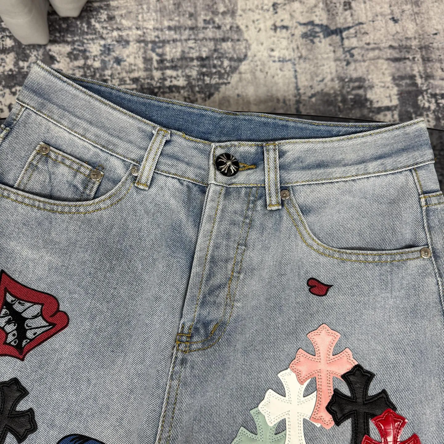 P250 Chrome Hearts | 25TX CH Chrome Hearts joint clown limited edition graffiti crocodile leather jeans. Very rare on the market. The 17 crosses on the entire pair of pants are made of three different materials (crocodile skin, lambskin, horse hair). The materials are all real materials. They are not comparable to ordinary styles. A great item to buy 🔥 Color: light blue Size: 28/30/32/34/36 Waist: 72/77/82/87/92 Sitting: 99/104/109/114/119 Pants length: 100/102/104/106/108